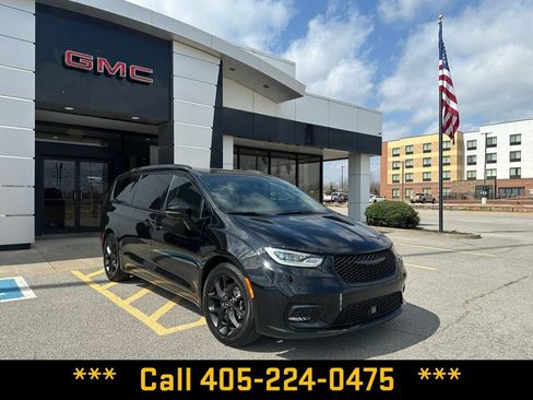 Used 2025 Chrysler Pacifica Limited FWD image 3