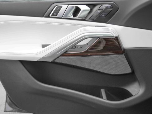 Certified 2025 BMW X6 xDrive40i w/ Climate Comfort Package image 31