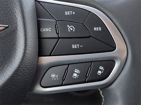 Certified 2023 Chrysler Pacifica Touring-L image 20