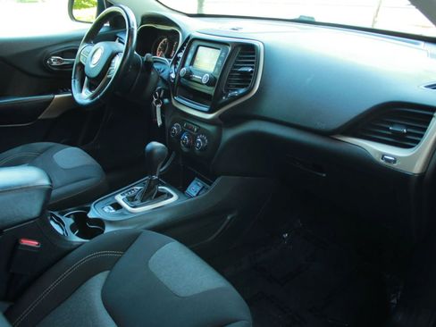 Used 2017 Jeep Cherokee Sport FWD image 18