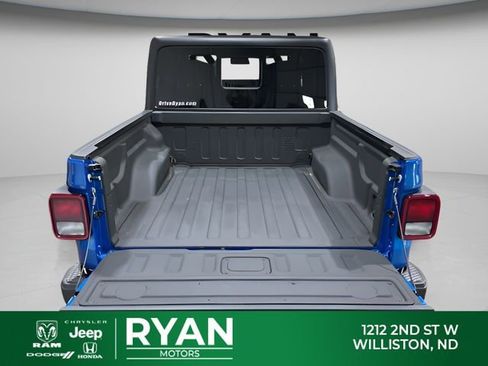 Used 2024 Jeep Gladiator Sport image 12
