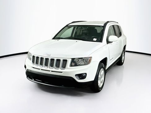 Used 2017 Jeep Compass Latitude FWD image 3