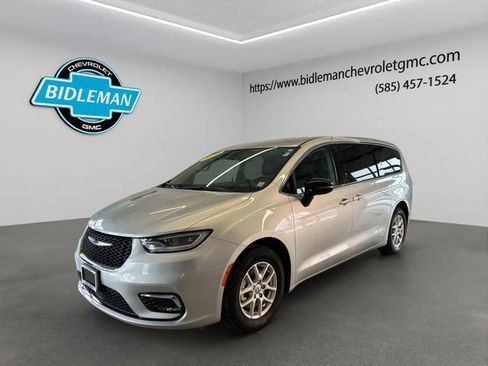 Used 2024 Chrysler Pacifica Touring-L image 3