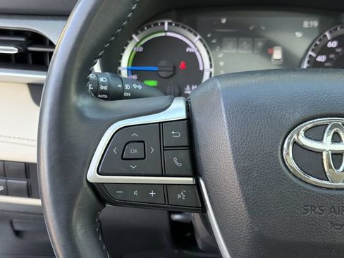 Used 2024 Toyota Highlander XLE FWD image 24