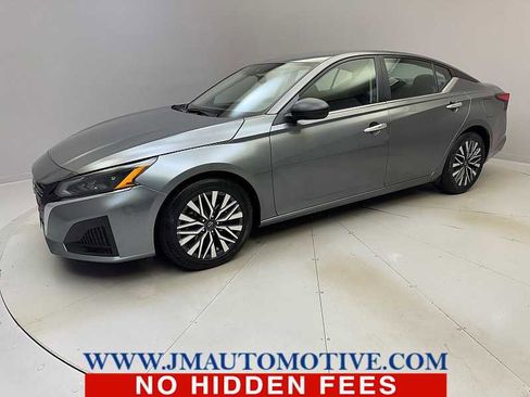 Used 2024 Nissan Altima 2.5 SV image 1