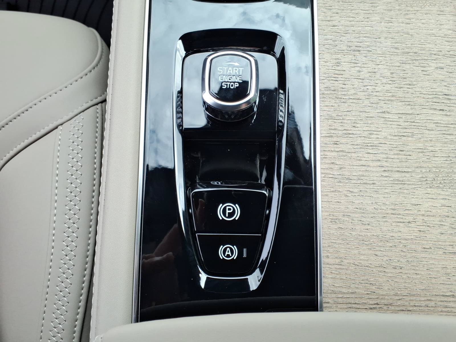 New 2026 Volvo XC90 T8 Plus w/ Protection Package Premier AWD/4WD image 17