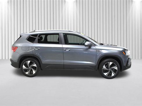 Used 2024 Volkswagen Taos SE AWD/4WD image 2