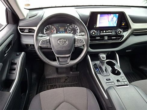 Used 2024 Toyota Highlander LE image 11