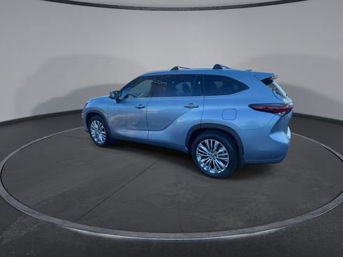 Used 2024 Toyota Highlander Platinum image 11