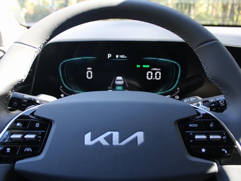 New 2025 Kia Niro EX Touring image 27