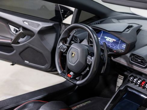 Used 2020 Lamborghini Huracan EVO image 32