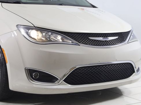 Used 2017 Chrysler Pacifica Touring-L w/ Tire & Wheel Group FWD image 39