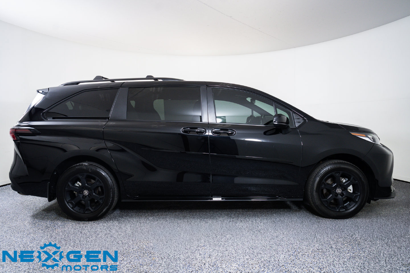 Used 2025 Toyota Sienna XLE Woodland Edition AWD/4WD image 41