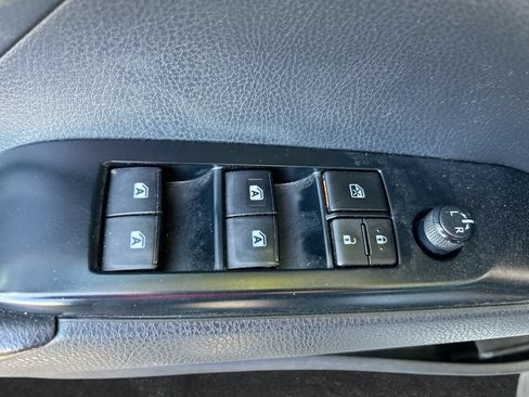 Used 2019 Toyota Camry SE FWD image 13
