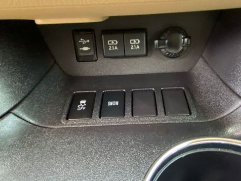 Used 2019 Toyota Highlander SE image 24