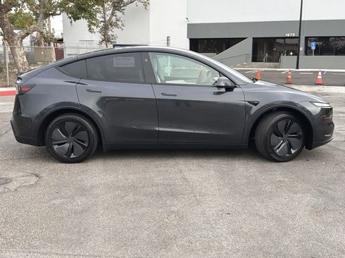 Used 2026 Tesla Model Y 2WD image 3