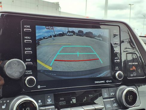 Used 2022 Toyota Highlander XLE FWD image 16