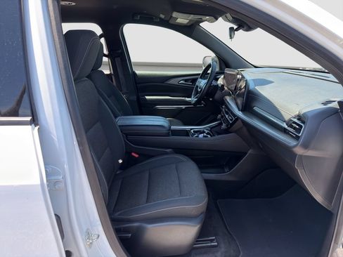 Used 2025 Chevrolet Traverse LT FWD image 18