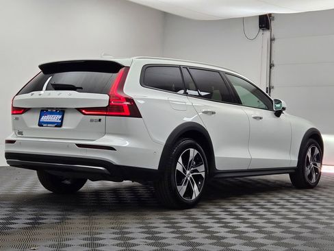 Used 2025 Volvo V60 B5 Cross Country Plus image 11