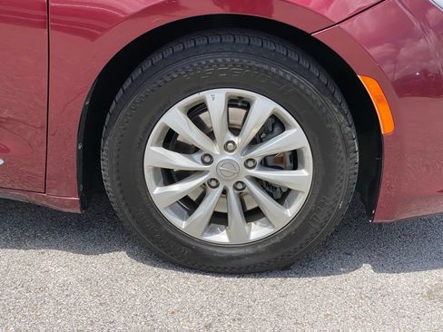 Used 2019 Chrysler Pacifica Touring-L FWD image 29