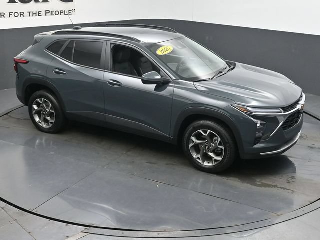 Used 2025 Chevrolet Trax LT FWD image 39