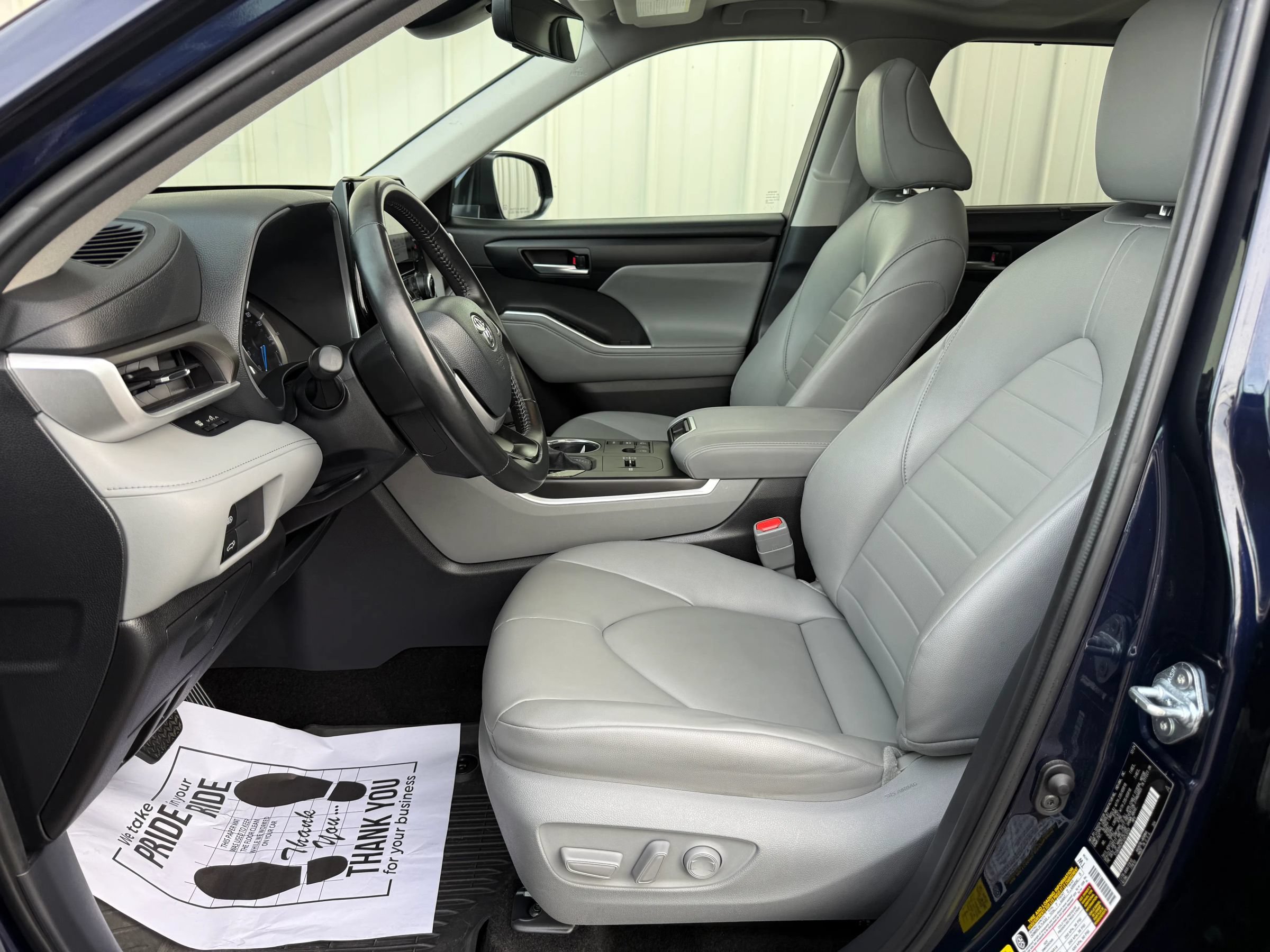 Used 2025 Toyota Highlander XLE AWD/4WD image 30