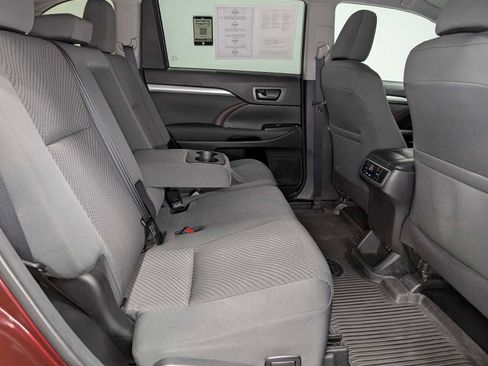 Used 2018 Toyota Highlander LE image 38