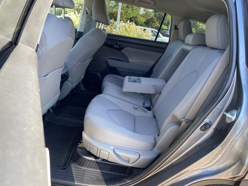 Used 2023 Toyota Highlander LE FWD image 16