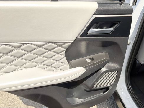 Used 2024 Mitsubishi Outlander 4WD Plug-In Hybrid image 9