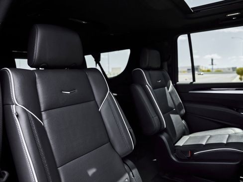 Used 2025 Cadillac Escalade ESV Sport AWD/4WD image 43