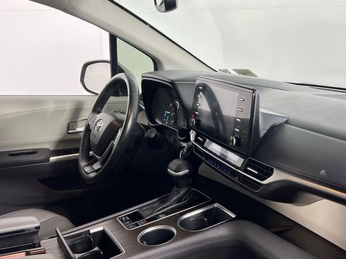 Used 2023 Toyota Sienna XLE image 33