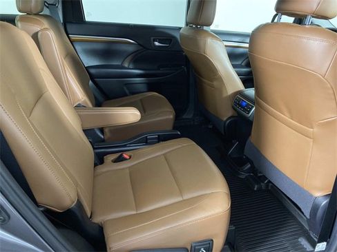 Used 2019 Toyota Highlander Limited Platinum image 12