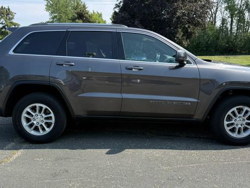 Used 2019 Jeep Grand Cherokee Laredo AWD/4WD image 12