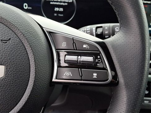 Certified 2025 Kia Seltos SX w/ SX Sunroof Package image 24