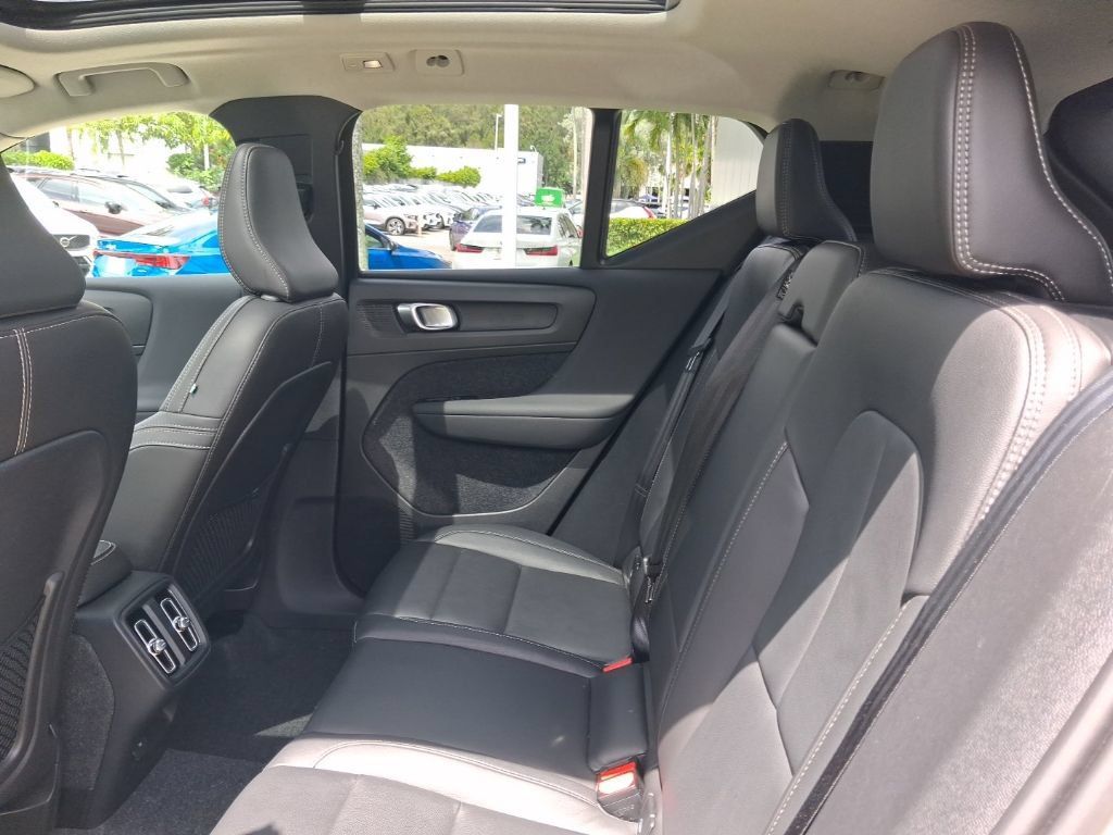 Certified 2025 Volvo XC40 B5 Ultra w/ Protection Package AWD/4WD image 8