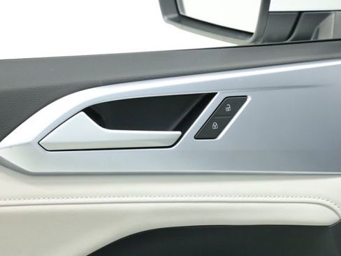 New 2026 Volkswagen Taos SE FWD image 31