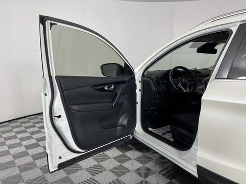 Used 2021 Nissan Rogue Sport SV FWD image 14