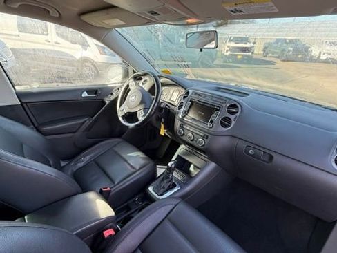 Used 2013 Volkswagen Tiguan SE image 16