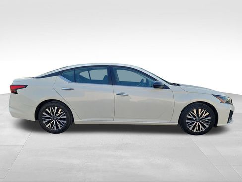 Used 2024 Nissan Altima 2.5 SV FWD image 10