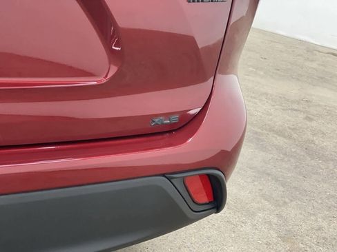 Used 2023 Toyota Highlander XLE image 11