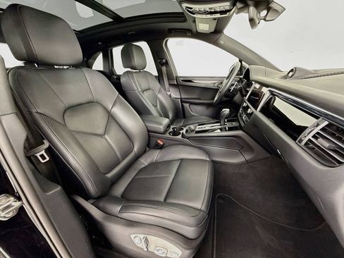 Certified 2025 Porsche Macan AWD/4WD image 30