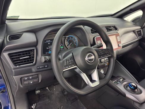 Used 2025 Nissan Leaf S image 12