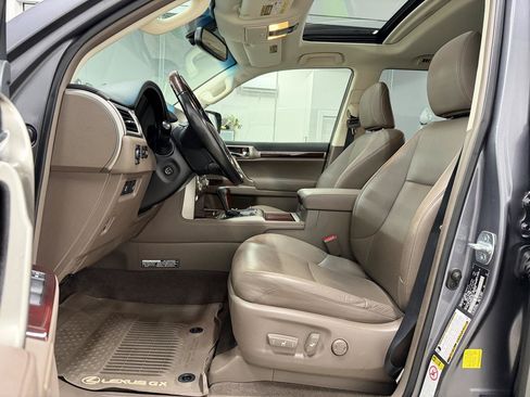 Used 2017 Lexus GX 460 Luxury w/ Preferred Accessory Package AWD/4WD image 8