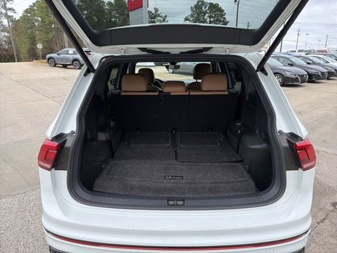 Used 2022 Volkswagen Tiguan SE R-Line image 13
