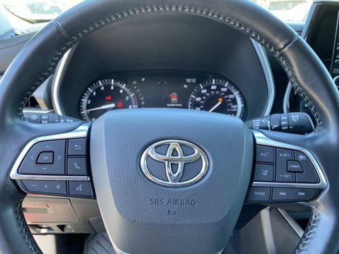 Used 2021 Toyota Highlander XLE AWD/4WD image 17