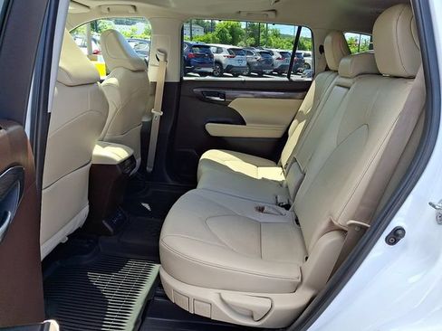 Used 2022 Toyota Highlander Limited AWD/4WD image 10
