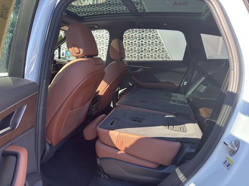 Used 2025 Audi Q7 Premium w/ Convenience Package image 12
