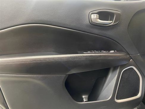 Used 2019 Jeep Compass Latitude AWD/4WD image 11