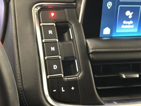 Used 2023 Chevrolet Tahoe Z71 w/ Luxury Package AWD/4WD image 19