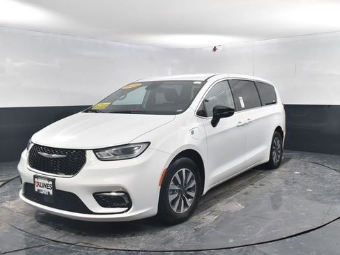 Used 2024 Chrysler Pacifica Select image 4